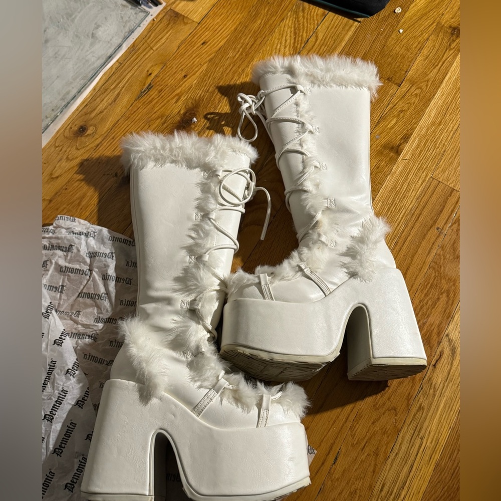 Demonia white camel 311 size 7 platform boots